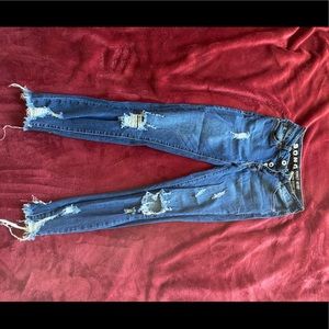 Distressed button up jeans 😍